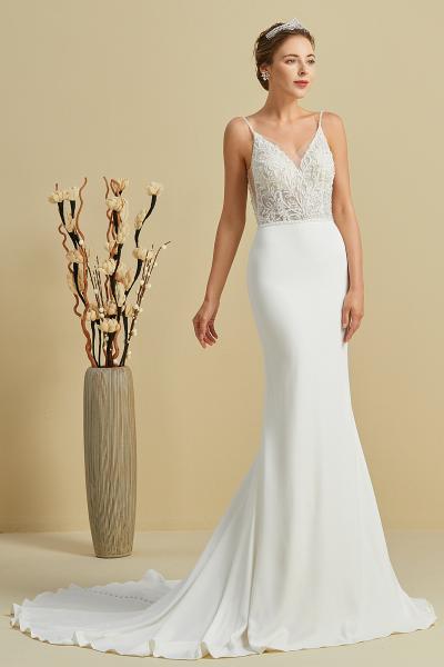 Perlenbesetztes, figurbetontes Kleid mit Träger und Crepe-Rock